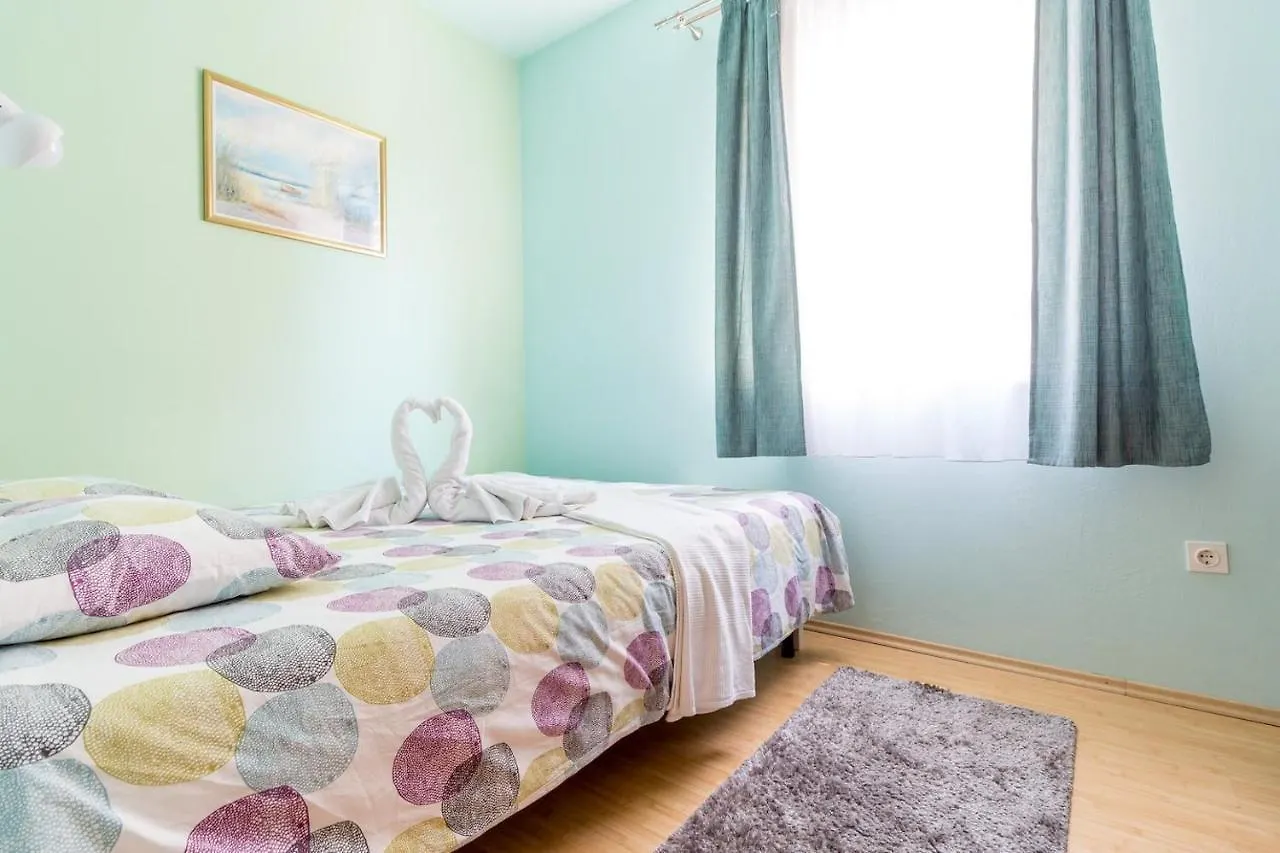 Dina Apartments Pula 0*,