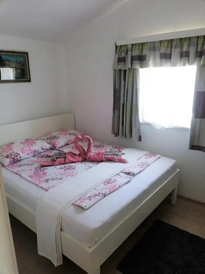 Dina Apartments Pula 0*,