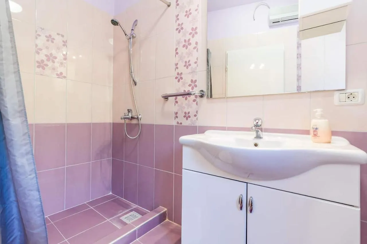 Dina Apartments Pola
