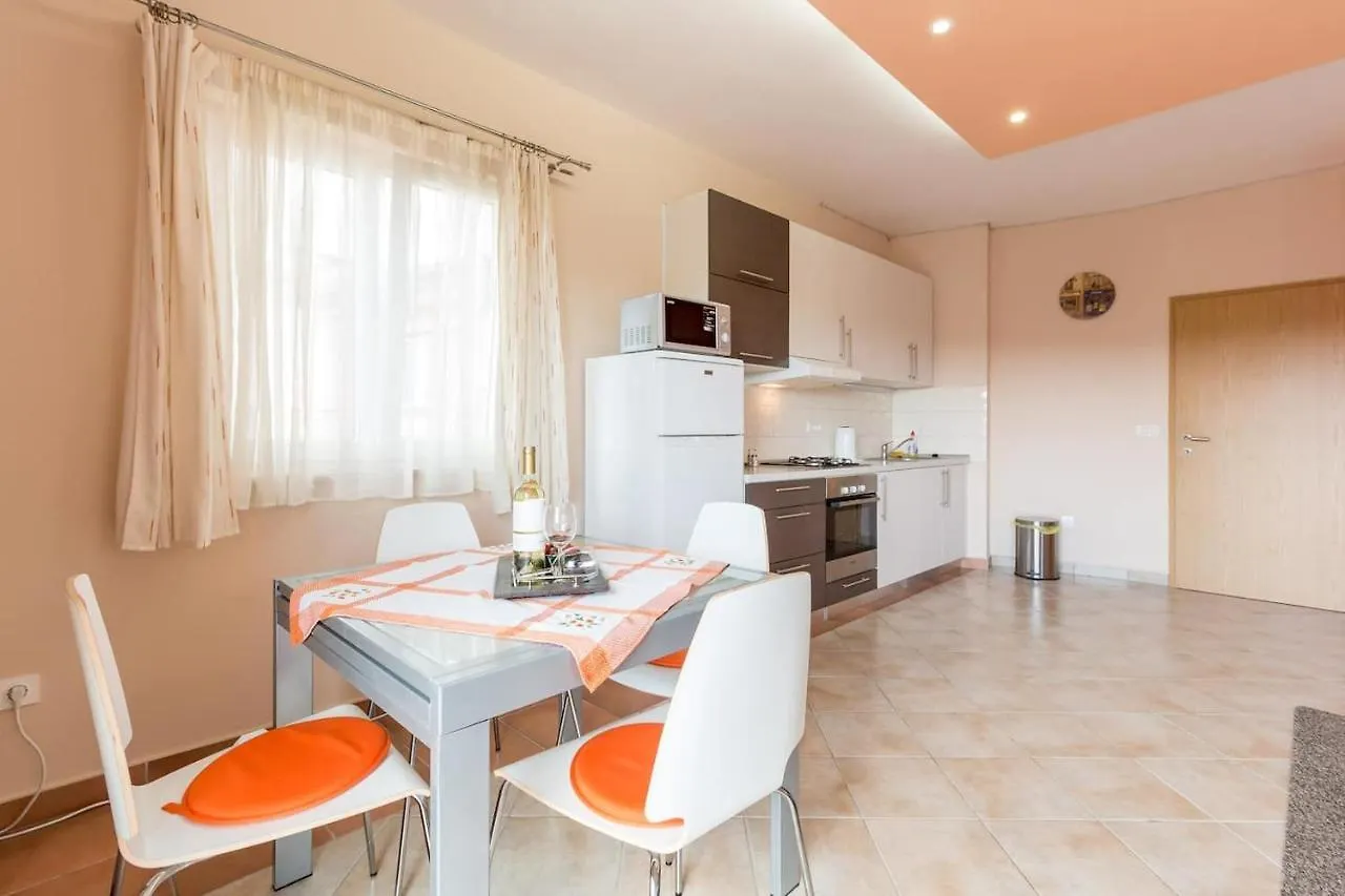 Dina Apartments Pola Croazia