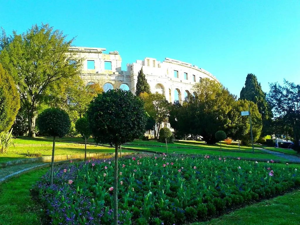 Dina Apartments Pola