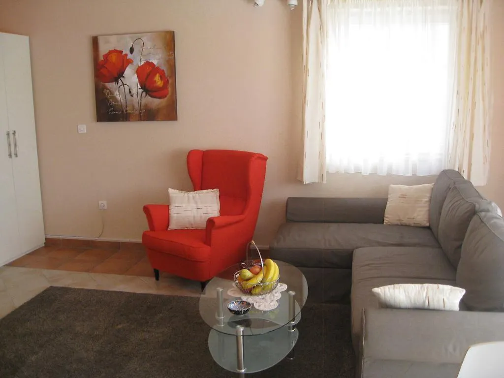 Dina Apartments Pola 0*,
