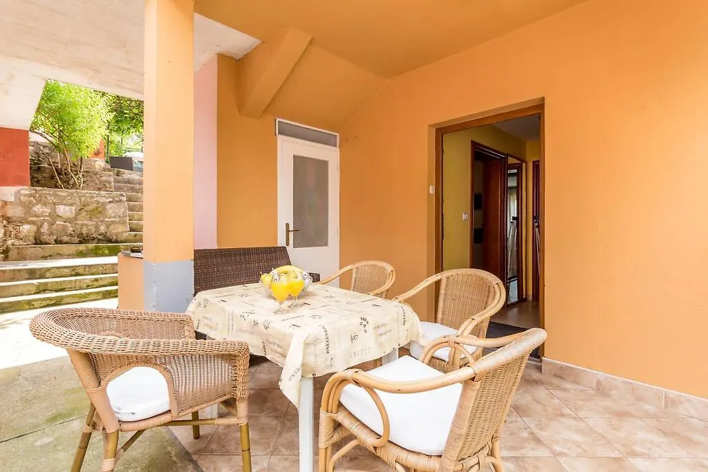 Dina Apartments Pola