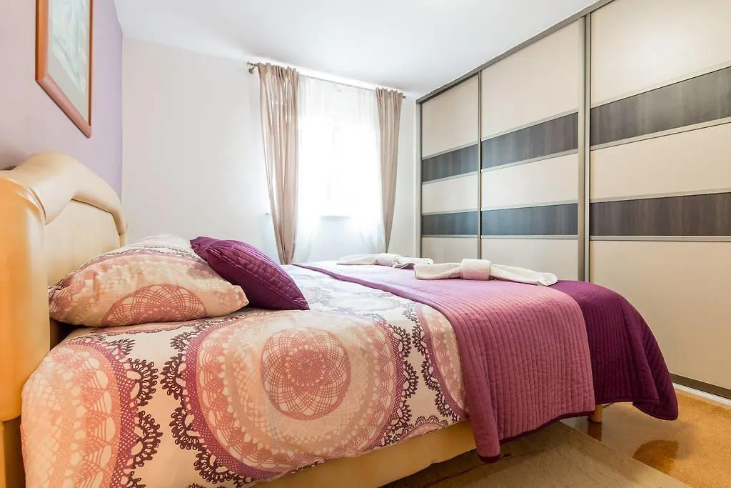 Dina Apartments Pola 0*,